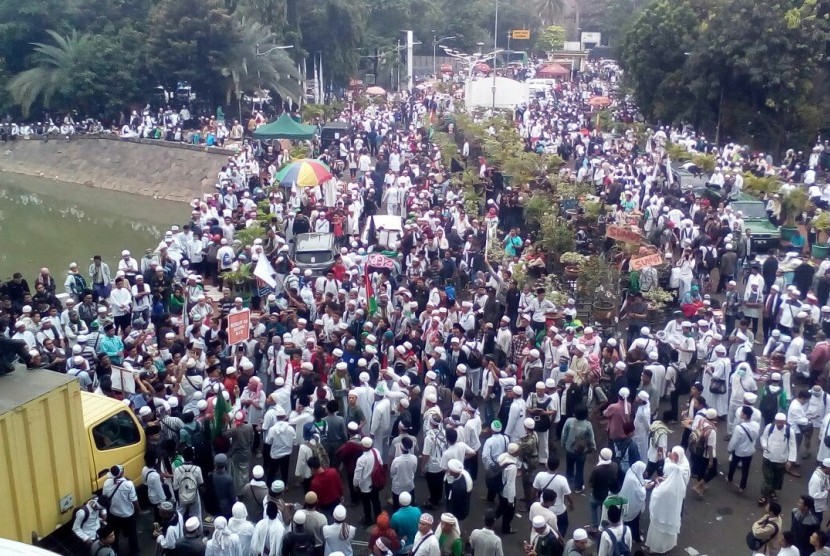 Massa demonstran membanjiri halaman Istiqlal, Jumat (4/11) pagi.