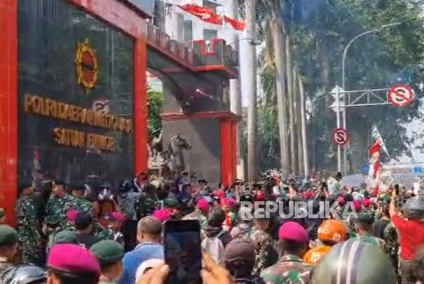 Massa demonstran menembakkan petasan dan kembang api ke arah Mako Brimob Kwitang, Jumat (28/8/2025).