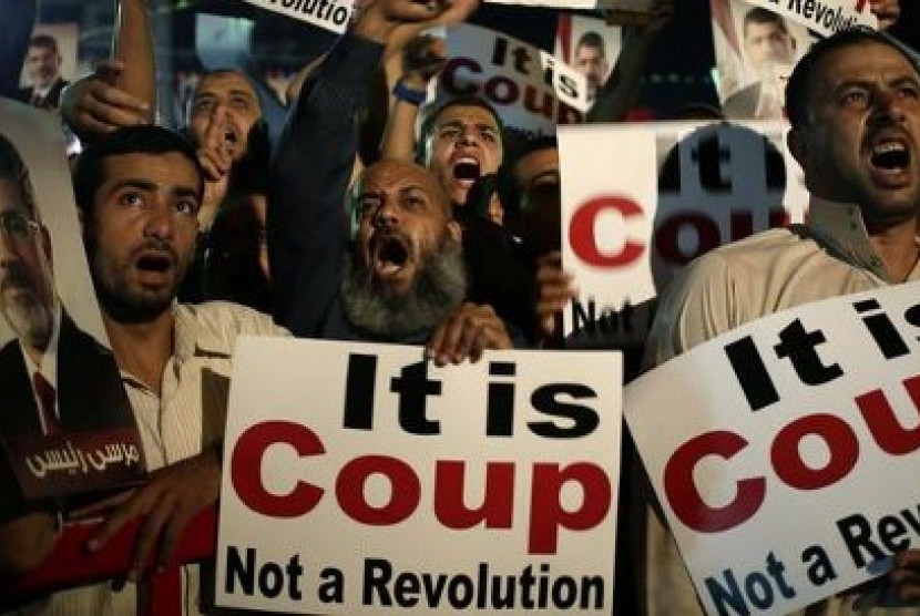 Massa demonstran pendukung Muhammad Mursi meneriakkan slogan menentang Jenderal Abdel-Fattah el-Sissi 