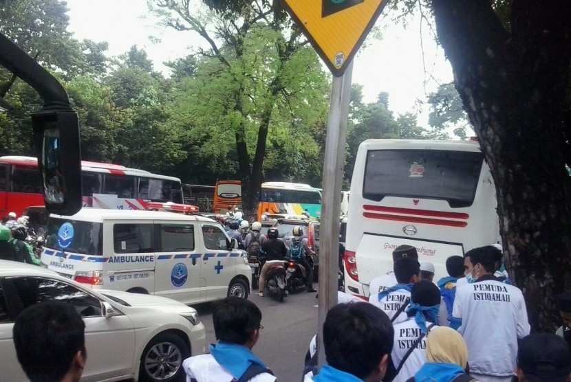 Massa demonstran terus berdatangan ke Masjid Istiqlal menggunakan bus membuat jalanan di sekitar masjid padat merayap, Jumat (4/11) pagi ini.