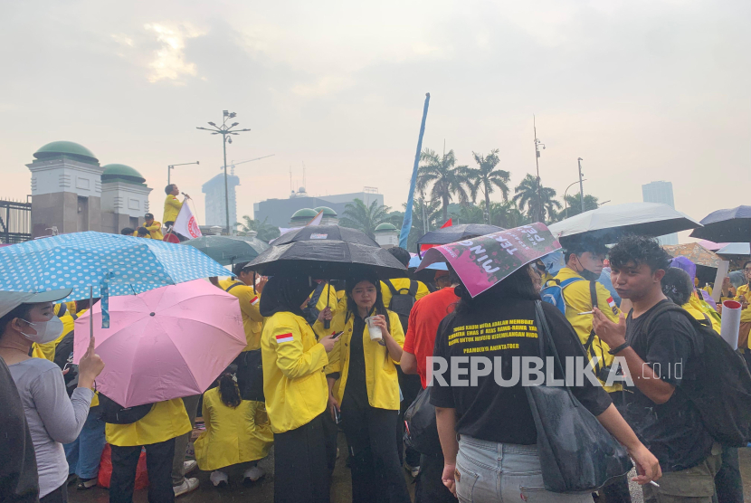 Massa demonstran yang terdiri dari BEM UI, BEM UIN Jakarta dan BEM Unika Atma Jaya menggeruduk gedung DPR RI, Senayan, Jakarta, Selasa (9/9/2025).