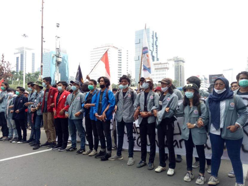 Massa demonstrasi dari elemen mahasiswa mulai berdatangan ke wilayah Patung Kuda, Jakarta Pusat, Rabu (28/10). Mereka berorasi menuntut pemerintah pusat mencabut Omnibus Law Undang-Undang Cipta Kerja. 