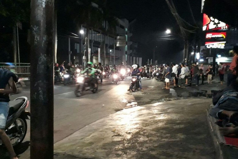 Massa di Cikini setop kendaraan petugas polisi yang patroli, Senin (18/9). 
