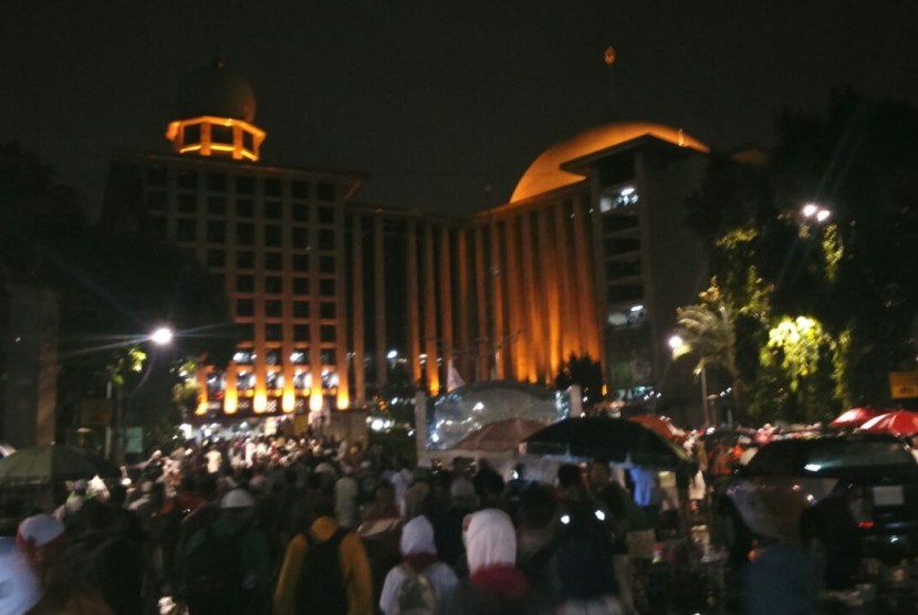 Massa Dzikir dan Tausiyah Nasional menjelang Shalat Subuh di Pintu Masuk Utama Masjid Istiqlal, Sabtu (11/2).