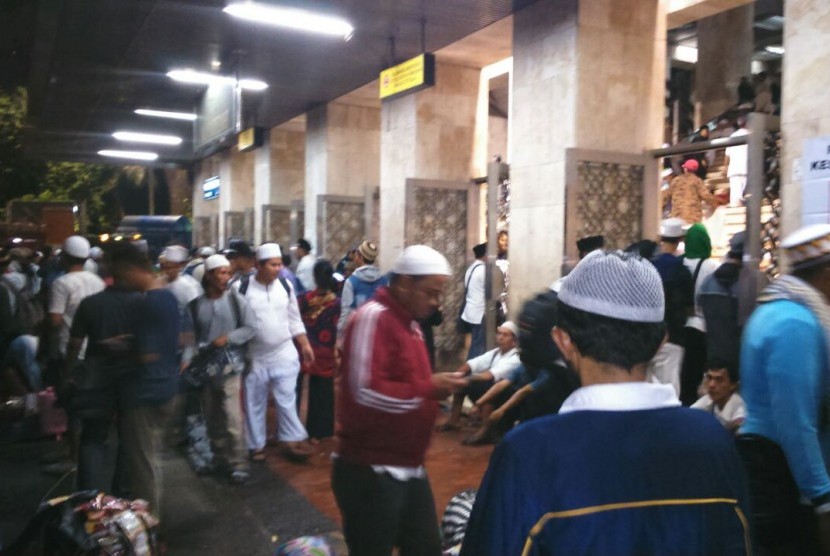 Massa Dzikir dan Tausiyah Nasional Penerapan Al Maidah 51 di Pintu Masuk Masjid Istiqlal, Jumat (10/2), malam.