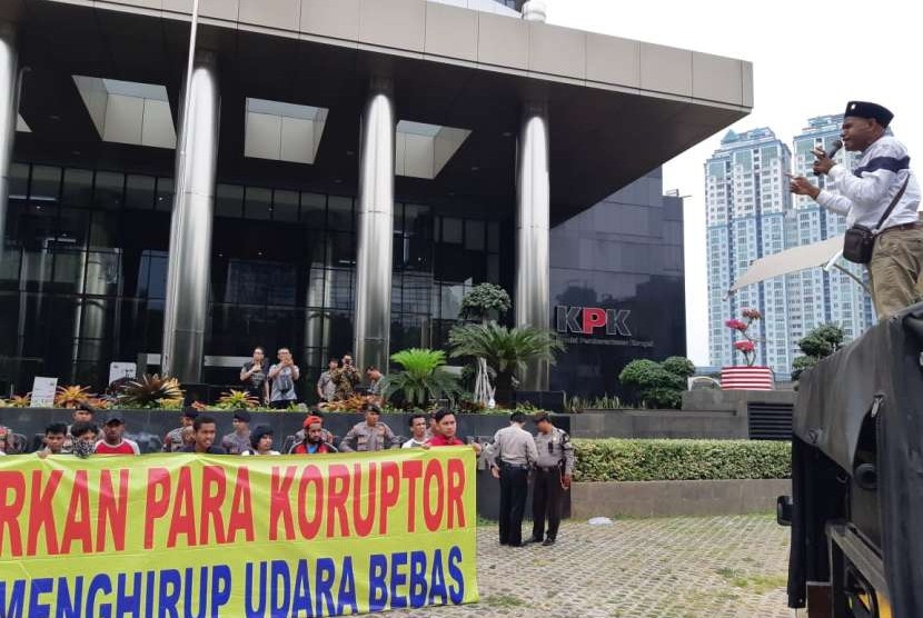 Massa Forum Anti Korupsi Pembangunan Papua (FAKPP) saat mendatangi Gedung Komisi Pemberantasan Korupsi (KPK), Rabu (8/8).