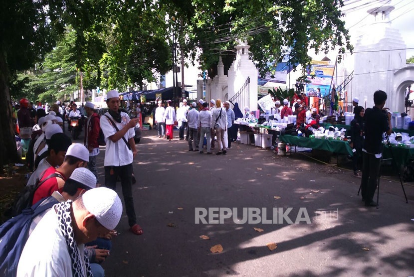 Massa FPI meninggalkan Masjid Al Azhar menuju Polda Metro Jaya untuk berunjuk rasa dan mengawal pemeriksaan Habib Rizieq oleh Polda Metro Jaya.