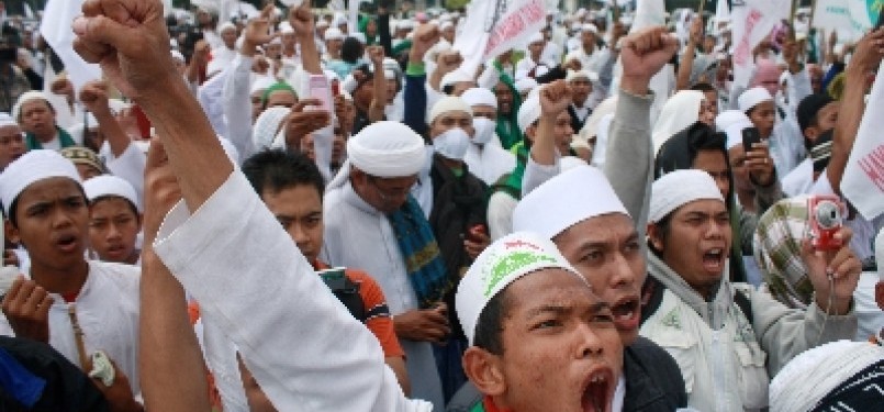 Massa FPI saat berunjuk rasa di depan Istana Negara.