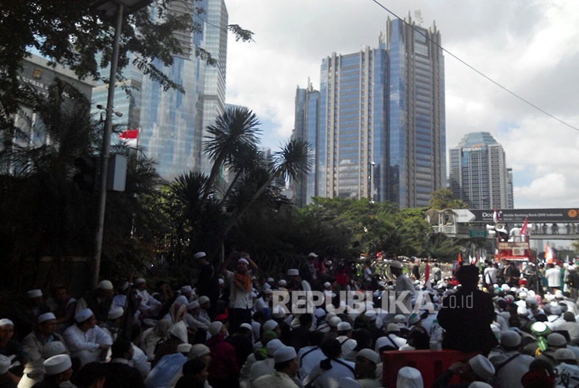Massa FPI tiba di Polda Metro Jaya untuk mengawal pemeriksaan Imam Besar FPI Habib Rizieq, Senin (23/1). 