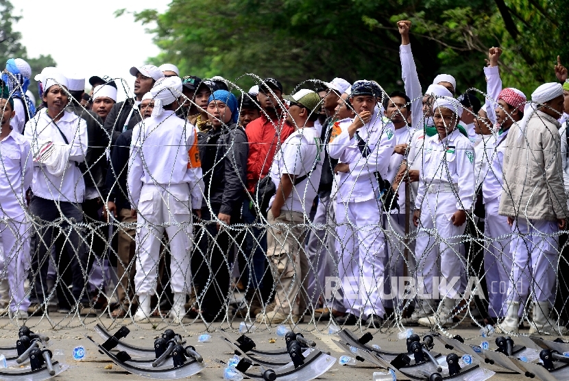 Massa Front Pembela Islam (FPI) berkumpul di depan Markas Polda Jabar, Jalan Sokarno Hatta, Kota Bandung, Kamis (12/1).