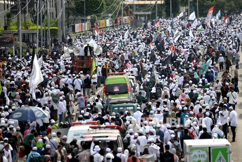  Massa Front Pembela Islam (FPI) membubarkan diri usai aksi unjuk rasa di depan Polda Metro Jaya, Sudirman, Jakarta, Senin (23/1). 