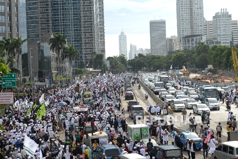  Massa Front Pembela Islam (FPI) aksi di depan polda (ilustrasi).