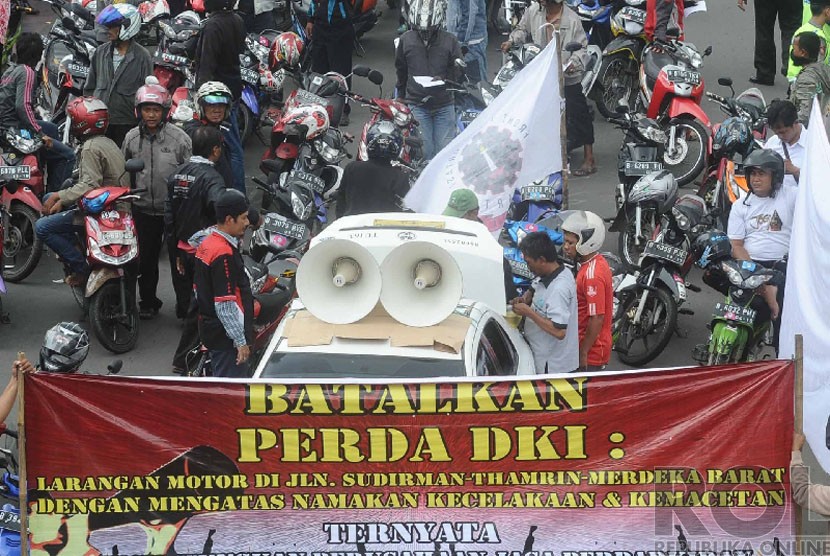 Massa Front Transportasi Jakarta menggelar aksi menolak perda pembatasan sepeda motor.