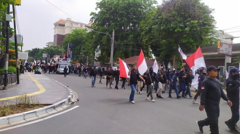 Massa gabungan buruh kembali berunjuk rasa dengan long march dari Menteng menuju Monas, Rabu (14/10). 
