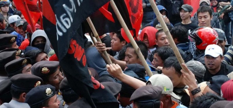 Massa gabungan dari buruh dan mahasiswa mencoba menerobos barikade petugas keamanan saat aksi demonstrasi penolakan kenaikan Harga BBM. 