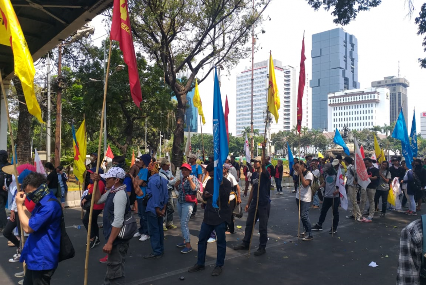 Massa gabungan mahasiswa, kelompok pemuda, dan petani menggelar aksi di kawasan patung kuda, Jakarta Pusat, Senin (30/9). 