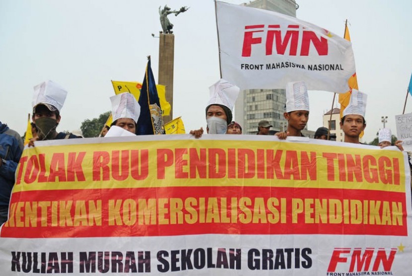  Massa gabungan sejumlah elemen mahasiswa berunjuk rasa dalam rangka Hari Pendidikan Nasional (Hardiknas) di Bundaran Hotel Indonesia (HI), Jakarta, Rabu (2/5). (Aditya Pradana Putra/Republika)