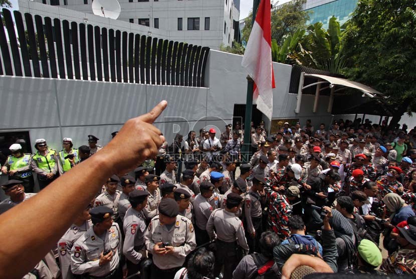 Massa gabungan sejumlah ormas berunjuk rasa di depan Kedubes Australia, Kuningan, Jakarta Selatan, Kamis (21/11).  (Republika/Adhi Wicaksono)