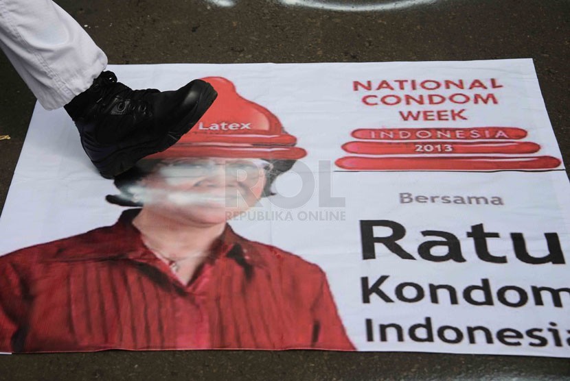  Massa Garis Reformis Islam (GARIS) dan Front Pembela Islam menggelar aksi demonstrasi menolak Pekan Kondom Nasional di depan gedung Kementerian Kesehatan, Jakarta, Kamis (5/12).  (Republika/Agung Supriyanto)