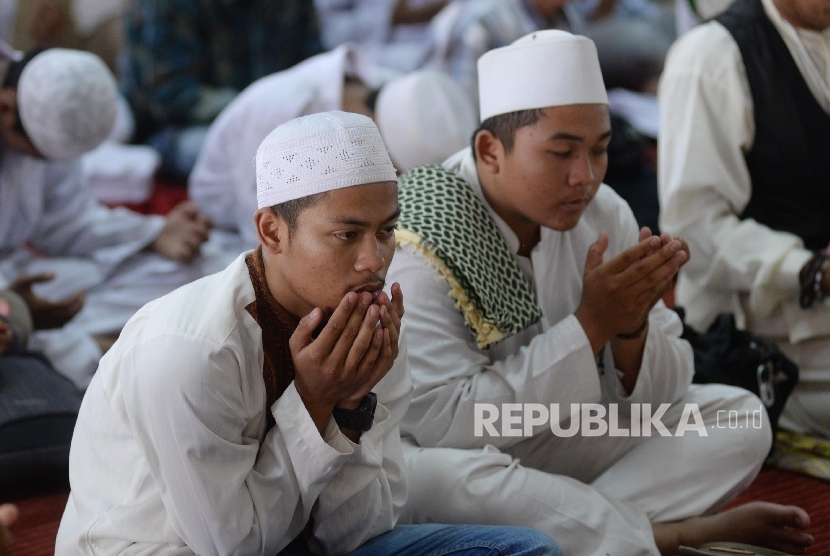 Massa Gerakan Nasional Pengawal Fatwa tengah berdoa (Ilustrasi)