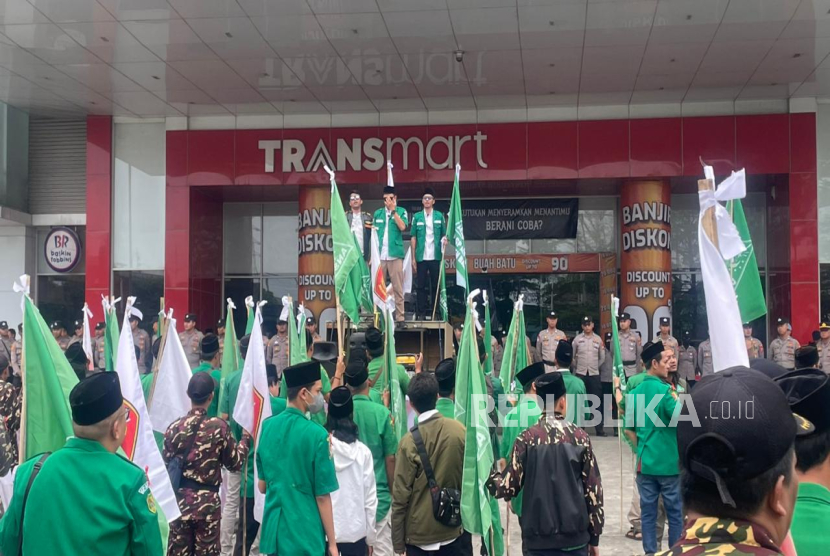 Massa Gerakan Pemuda (GP) Ansor Kabupaten Bandung melakukan aksi demonstrasi di halaman Transmart Buahbatu, Jumat (17/10/2025) pagi sebagai protes terhadap tayangan program Xpose Unsencored. Mereka pun sempat menutup pintu masuk mal lalu memasang lakban serta menuliskan tulisan disegel menggunakan cat semprot. 