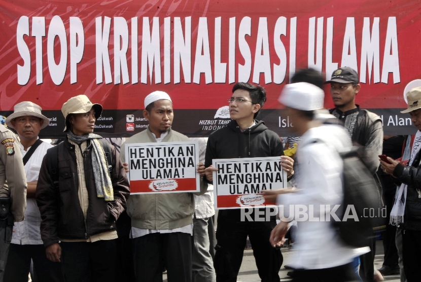 Mass of Hizbut Tahrir Indonesia (HTI) in a rally to oppose the blasphemy and cleric (Illustration)
