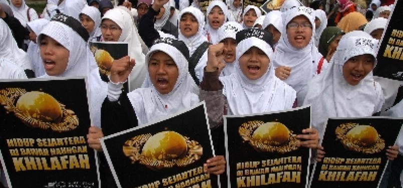 Massa Hizbut Tahrir Indonesia (HTI) melakukan aksi simpatik tentang khilafah.