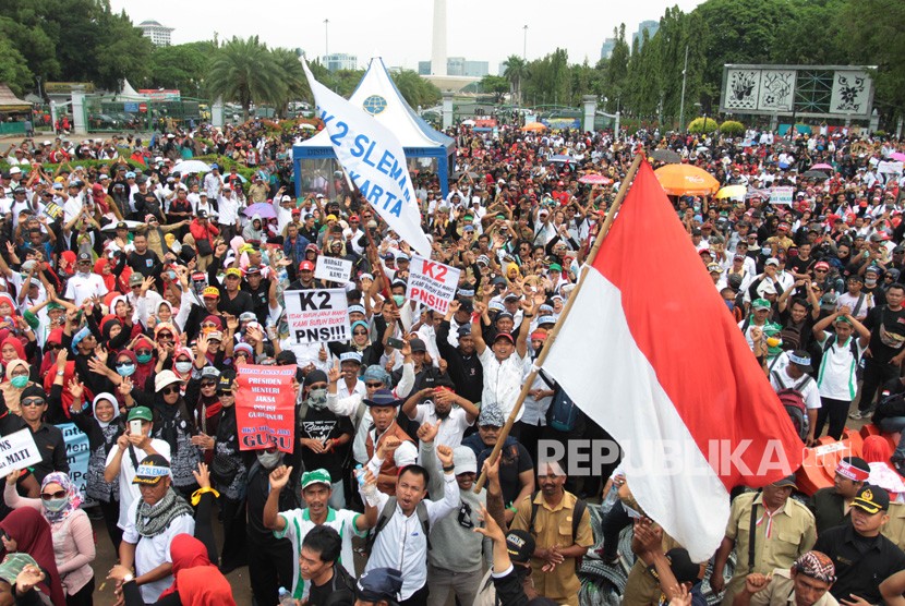 Massa honorer K2 se-Indonesia berunjuk rasa di depan Istana Merdeka, Jakarta.