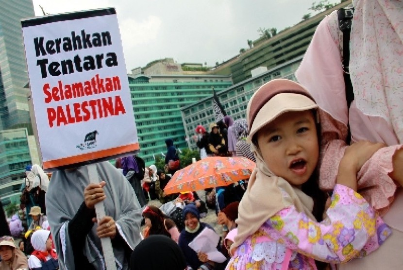 Massa HTI melakukan aksi demonstrasi solidaritas untuk Palestina di Bundaran HI, Jakarta, Ahad (20/7). 