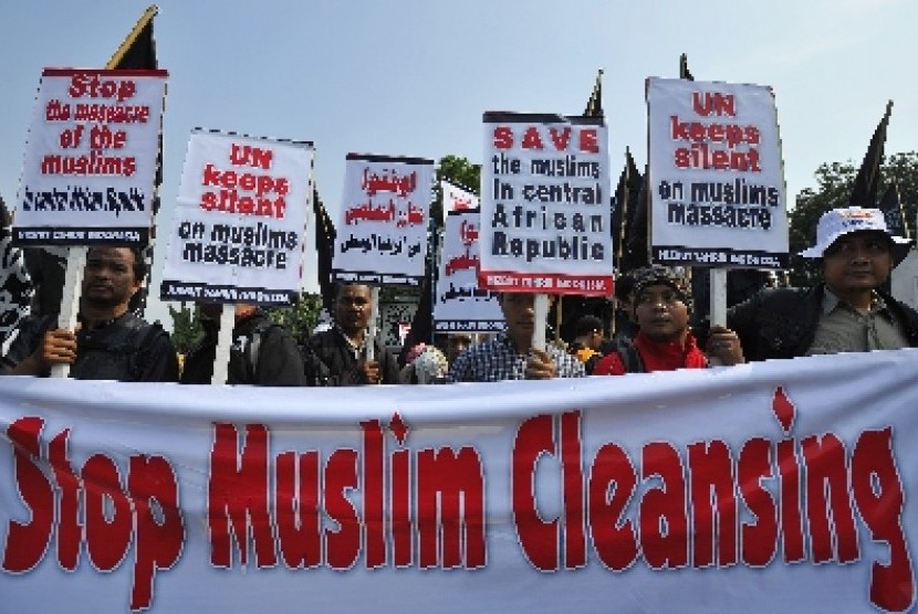 Massa HTI melakukan aksi dengan membawa poster di depan Istana Negara Jakarta, Jumat (28/2).