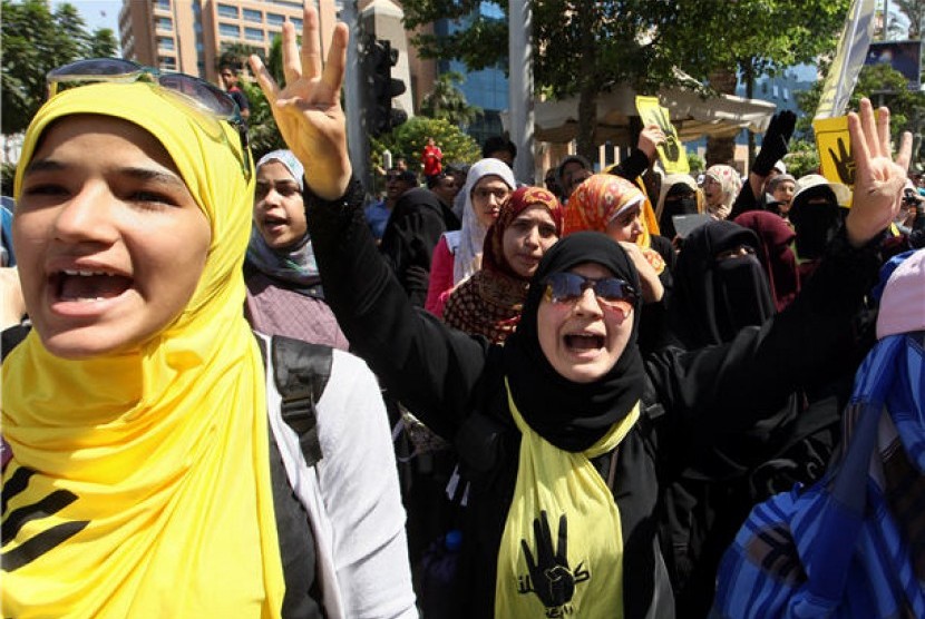 Massa Ikhwanul Muslim menggelar aksi demonstrasi kala dahulu mendukung Muhammad Mursi. (ilustrasi)