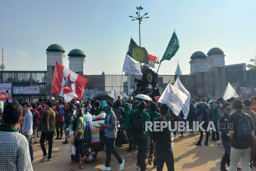 Jalan Gatot Subroto Terpantau Padat Imbas Unjuk Rasa di DPR