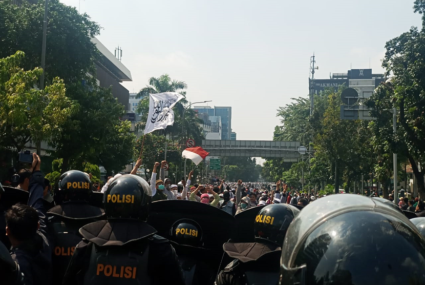 massa kembali berdatangan ke Gedung Bawaslu RI, Jakarta, Rabu (22/5). 