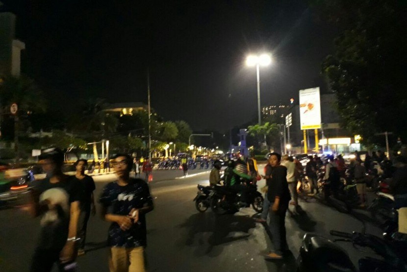 Massa kepung kantor YLBHI Jakarta, Senin (18/9) dinihari WIB.