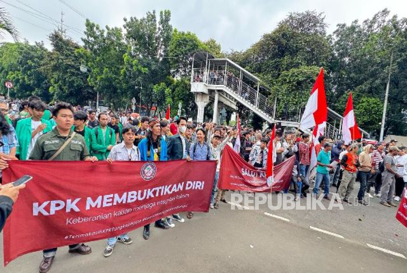 Massa KOMIK sampaikan apresiasi ke KPK atas ditangkapnya Hasto Kristiyanto 