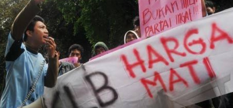 Massa LA-Mania berunjuk rasa di depan Kantor PSSI di Stadion Utama Gelora Bung Karno, Senayan, Jakarta, Selasa (31/1). 