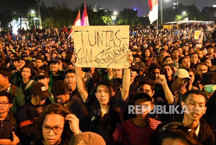 Massa mahasiswa berunjuk rasa di depan kompleks Parlemen, Jakarta, Senin (23/9/2019) malam.