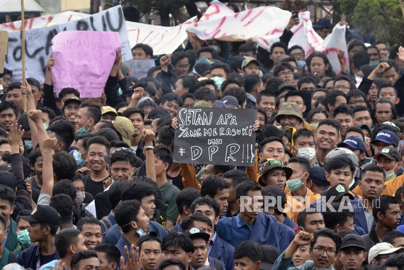 Massa mahasiswa Lampung berunjuk rasa di depan kantor DPRD Provinsi Lampung, Selasa (24/9/2019). 