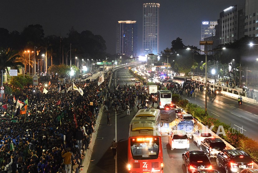 Massa mahasiswa memblokade Tol Dalam Kota saat berunjuk rasa menolak UU KPK dan pengesahan RUU KUHP di depan kompleks Parlemen di Jakarta, Senin (23/9/2019) malam.