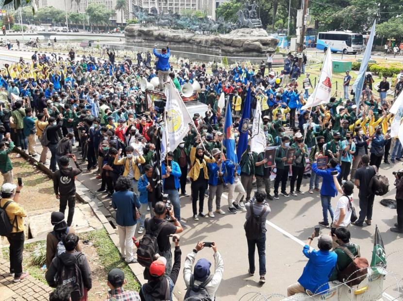 Massa mahasiswa mulai berkumpul di Patung Kuda, Jalan Merdeka Barat, Jakarta Pusat, Selasa (20/10). Demo hingga siang hari terpantau kondusif hingga ke kawasan sekitar MH Thamrin.