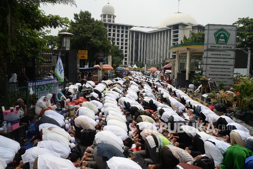 Massa melaksanakan sholat jumat jelang pelaksanaan aksi 4 November di Jakarta, Jumat (4/11). (Republika/Yasin Habibi)