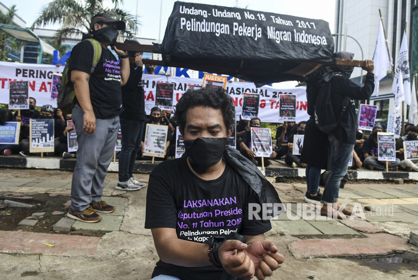 Massa melakukan aksi memperingati Hari Buruh Migran Internasional, di depan Kementerian Ketenagakerjaan, Jalan Gatot Subroto, Jakarta, Rabu (18/12/2019).