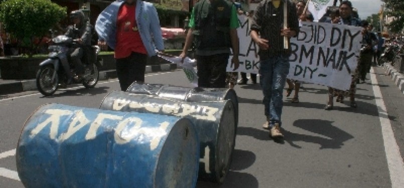 Massa melakukan aksi unjuk rasa menentang kenaikan Bahan Bakar Minyak (BBM) di Yogyakarta. 