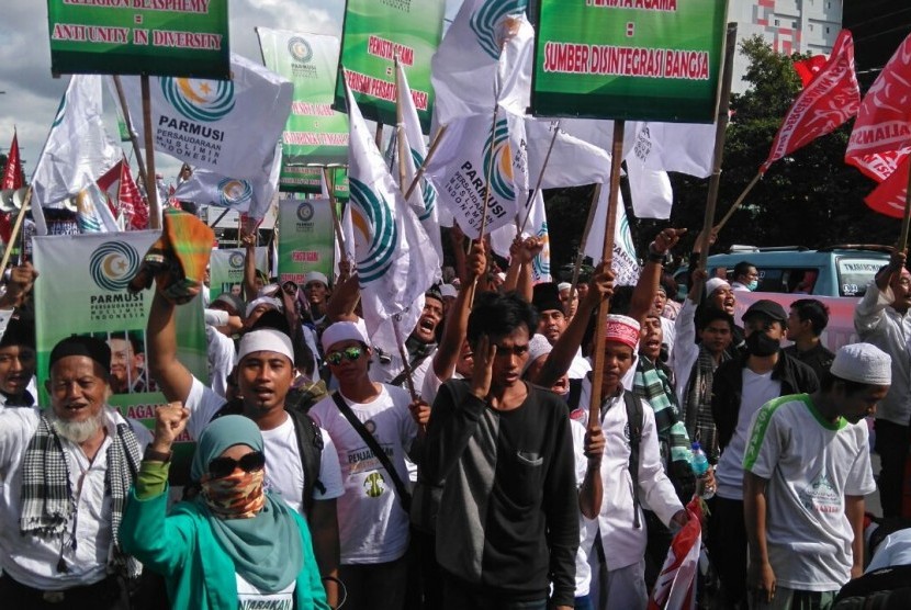 Massa melakukan orasi jelang sidang lanjutan kasus penistaan agama dengan terdakwa Basuki Tjahaja Purnama (Ahok) di eks PN Jakarta Pusat, Jakarta, Selasa (20/12). 