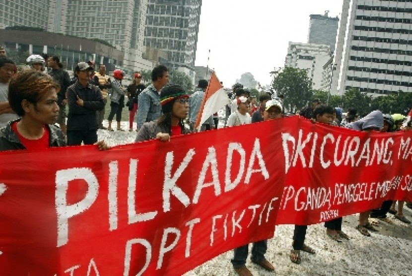 Massa melakukan unjuk rasa memprotes dan mendesak KPUD DKI Jakarta untuk menunda pelaksanaan Pilkada DKI karena adanya dugaan pemilih fiktif.
