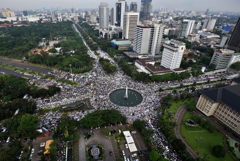 Massa memadati kawasan bundaran air mancur saat aksi 4 November di Jakarta, Jumat (4/11). 