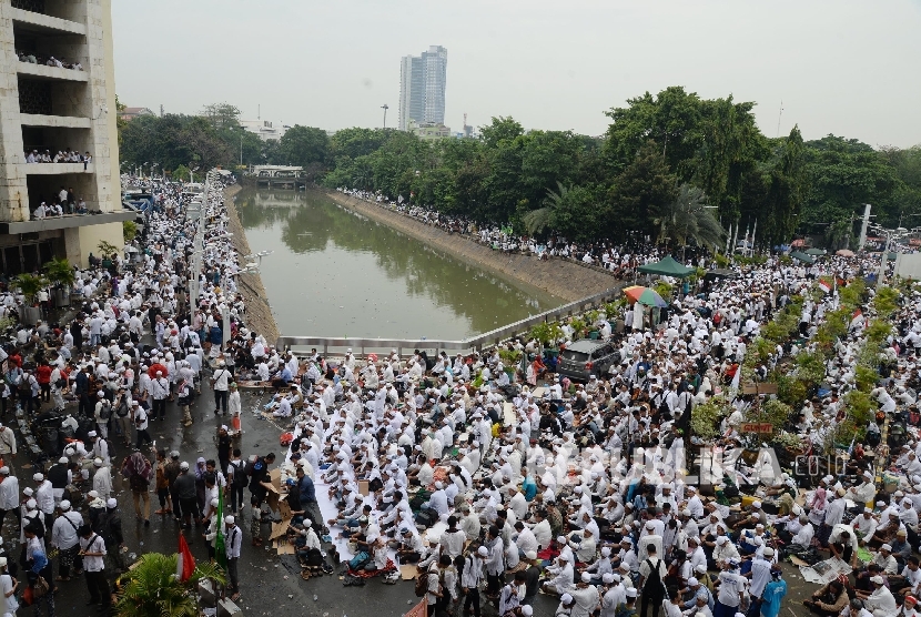 Massa memadati kawasan Masjid Istiqlal untuk melaksanakan sholat jumat jelang pelaksanaan aksi 4 November di Jakarta, Jumat (4/11).(Republika/Yasin Habibi)