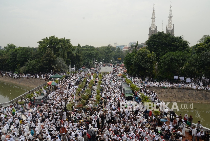 Massa memadati kawasan Masjid Istiqlal untuk melaksanakan sholat jumat jelang pelaksanaan aksi 4 November di Jakarta, Jumat (4/11)