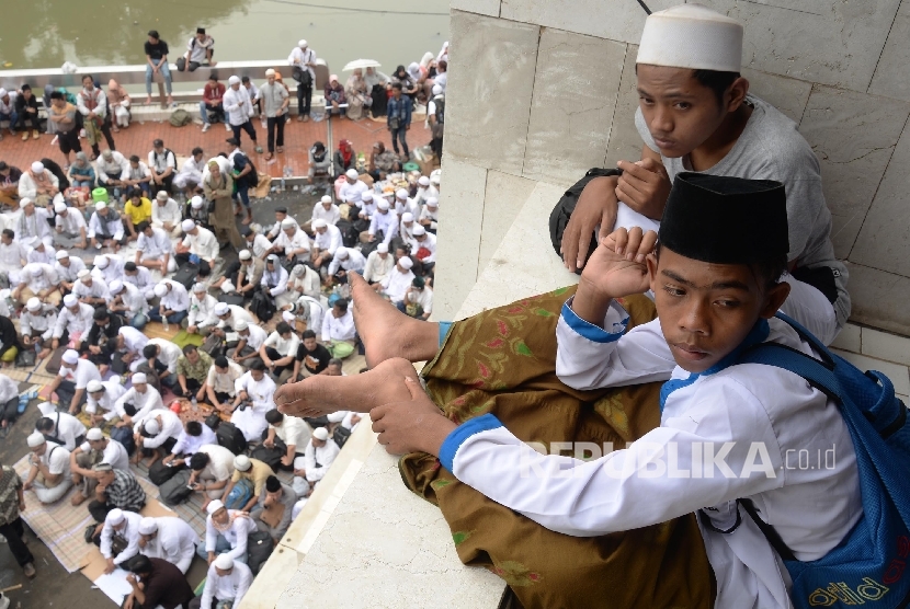 Massa memadati kawasan Masjid Istiqlal untuk melaksanakan sholat jumat jelang pelaksanaan aksi 4 November di Jakarta, Jumat (4/11).