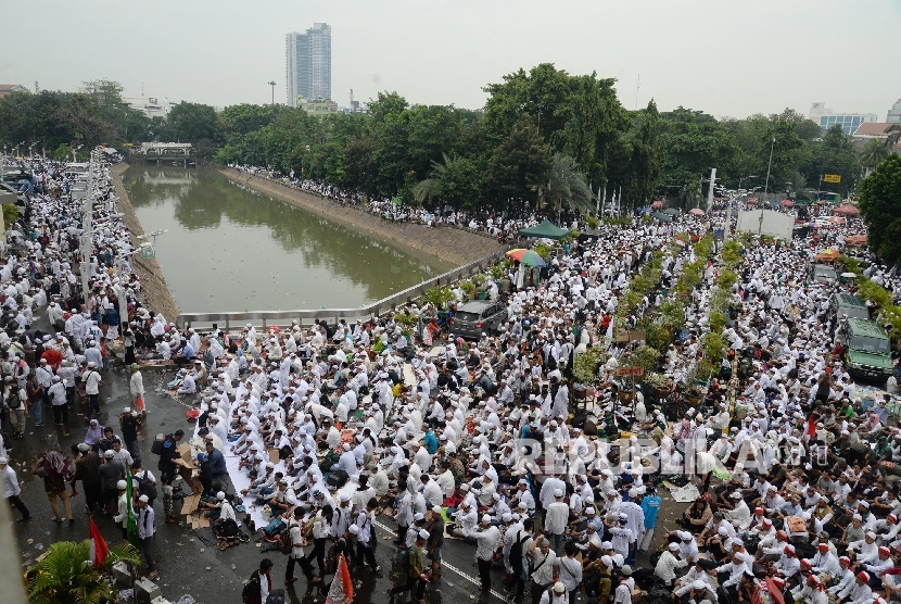 Massa memadati kawasan Masjid Istiqlal untuk melaksanakan sholat jumat jelang pelaksanaan aksi 4 November di Jakarta, Jumat (4/11)